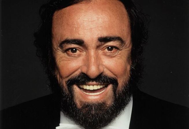 Pavarotti, un’emozione senza fine: Carlo Conti ricorda «Big Luciano» su Rai 1 con una valanga di ospiti