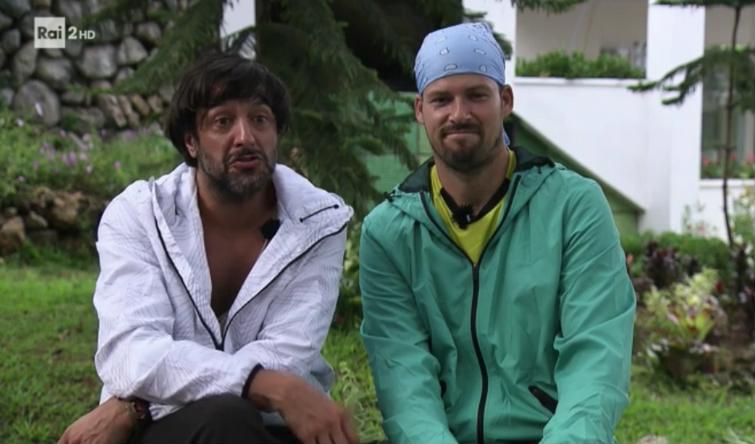 Pechino Express 2017: nello ‘scambio di coppie’ Antonella Elia offre la sua partner per favori sessuali, Arca dà un ceffone ad Ema