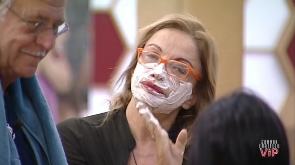 Grande Fratello Vip 2017, giorno 19. Daniele e Jeremias sempre più vicini. Carmen, che voce! – Video