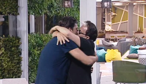Bacio tra Cristiano e Lorenzo - GF Vip 2017
