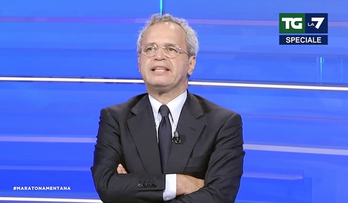 La7, Mentana sorprende l’inviato distratto: «Celata sta rimorchiando, scena terribile» – Video