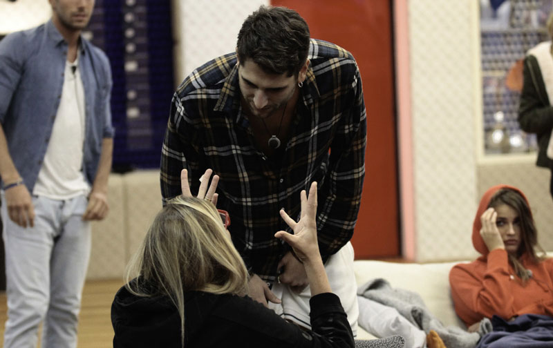 Grande Fratello Vip 2017, giorno 32: Jeremias e Veronica litigano. Gli uomini ‘eleggono’ Cristiano ‘concorrente più ipocrita’