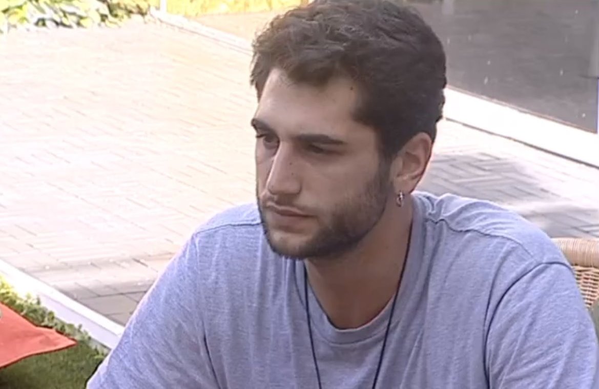 GF Vip 2017, Jeremias adesso offende i malati. Dice della Izzo: “depressa di merda che prende psicofarmaci per svegliarsi dal letto”. Che lo caccino dal programma!