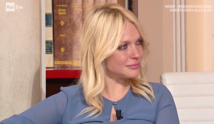 I Fatti Vostri, Laura Forgia sgridata in diretta da Guardì: «Concentriamoci, una cosa dovete fare». E la showgirl scoppia in lacrime – Video