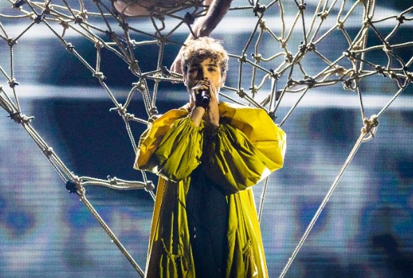 X Factor 2017, primo live del 26 ottobre. Fedez attacca: «Questo metodo di votazione mi sembra una stron*ata». Eliminato Lorenzo Bonamano