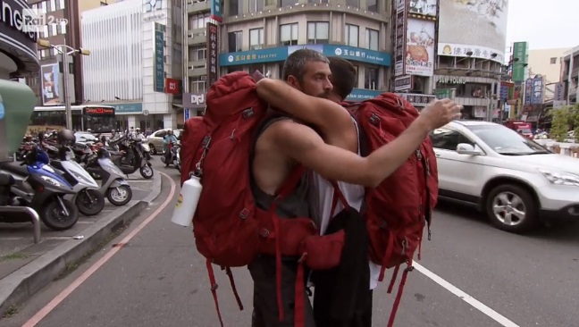 Pechino Express 2017: spogliarello scampato per Antonella Elia, maestra del commercio selvaggio. Costantino prega il «Marco Predolin degli dei»