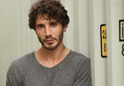 BOOM! Stefano De Martino inviato dell’Isola dei Famosi. Grande Fratello ad aprile