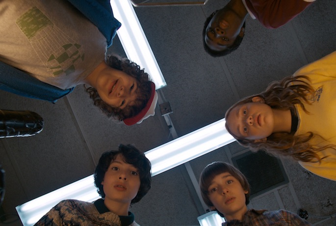 Programmi TV di stasera, venerdì 27 ottobre 2017. Su Netflix la seconda stagione di Stranger Things