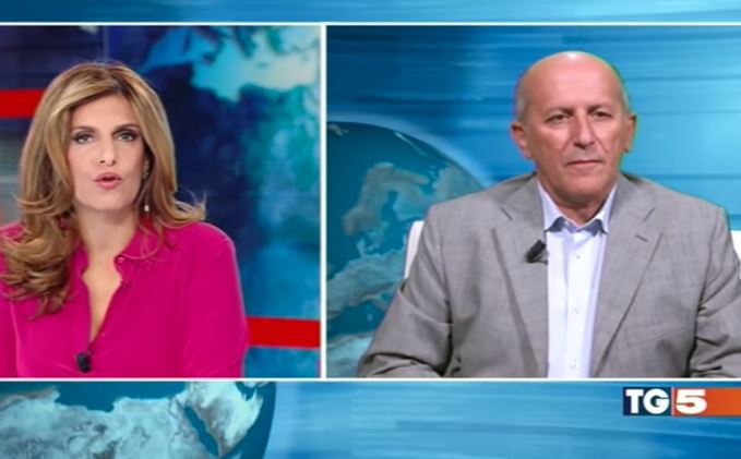 Tg5, Luigi Bignami licenziato per aver corretto la gaffe della conduttrice. «Ha reagito in modo eccessivo»