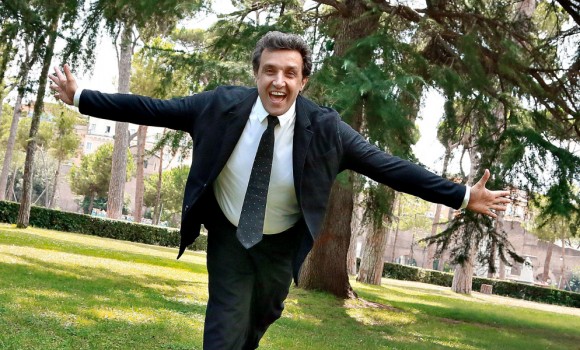 Flavio Insinna ‘redento’ torna nel sabato sera di Rai1. Condurrà Prodigi con Anna Valle