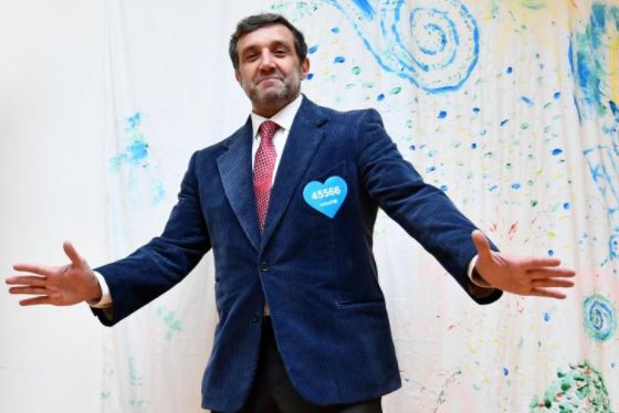 Flavio Insinna, non ci siamo proprio. L’attore ci ricasca e sbotta contro il giornalista: «Pesa quello che scrivi, ho gli avvocati pronti»