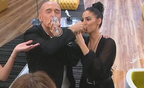 Grande Fratello Vip 2017, giorno 78. Pace fatta: Alfonso Signorini fa bere Giulia De Lellis dal suo bicchiere