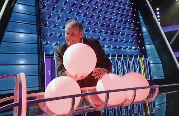 The Wall: Gerry Scotti mostra il funzionamento delle palle luminose – Video