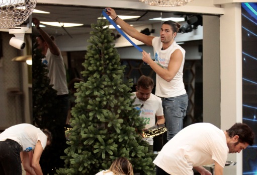 Grande Fratello Vip 2017, giorno 80: arriva il Natale nella Casa. Luca parla della sua malattia