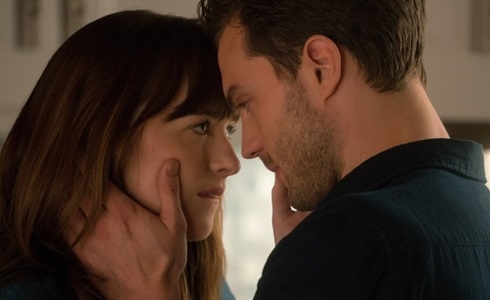 Programmi TV di stasera, martedì 7 novembre 2017. Su Canale5 in 1^Tv Cinquanta Sfumature di Nero