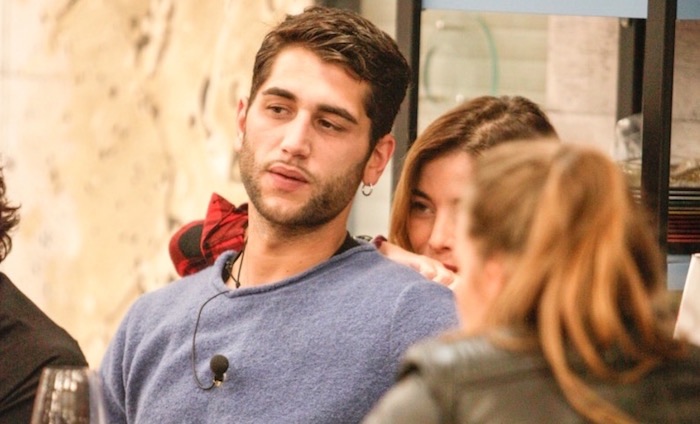 GFVip 2017, presunto bacio tra Aida e Jeremias. Signorini: «Effusioni molto pesanti». E Belen approva – Video