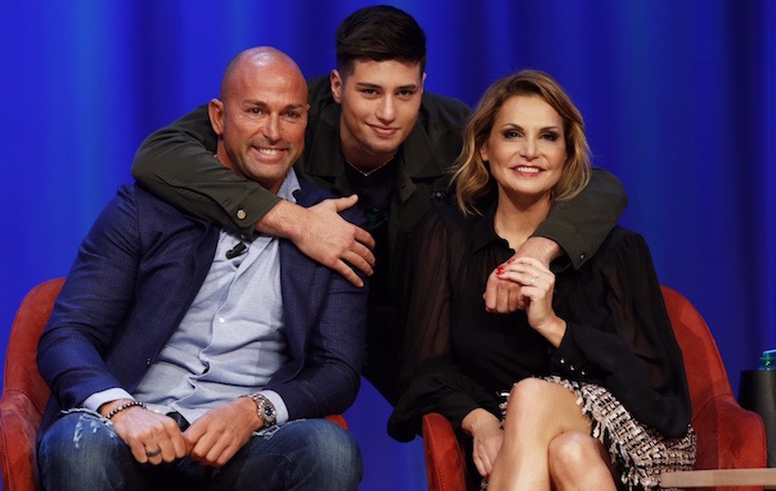 Maurizio Costanzo Show riparte su Canale 5. Ospiti Ventura, Bettarini e il loro figlio maggiore – Foto e video