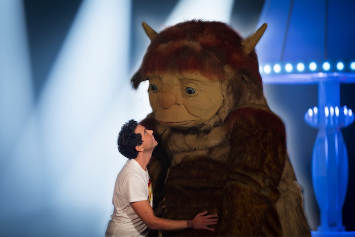 Stasera CasaMika: il cantante si butta sulla lirica e ospita Topolino