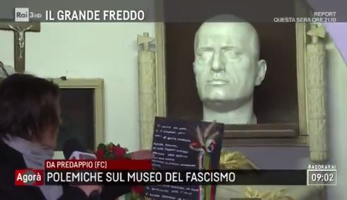 Agorà in diretta dalla tomba del Duce. Alessandra Mussolini infuriata: «Trasmissione provocatoria e violenta» – Video