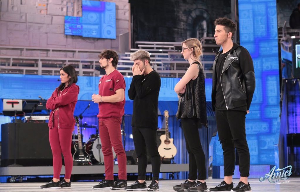 Amici 17, daytime 11 dicembre, Emanuele Avino supera la sfida. Eliminazione obbligatoria per il Ferro