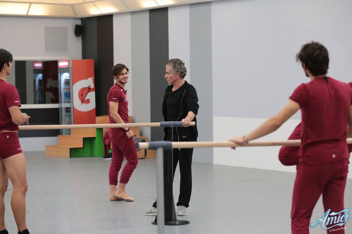 Amici 17, daytime 20 dicembre: Carmen Ferreri racconta ad Annalisa l’origine del suo inedito. I ballerini a lezione con Paganini