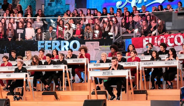 Amici 17, terza puntata di sabato 2 dicembre 2017 in diretta: fuori Paola e Elliot. The Jab, Biondo e Mose in sfida per aver violato il regolamento