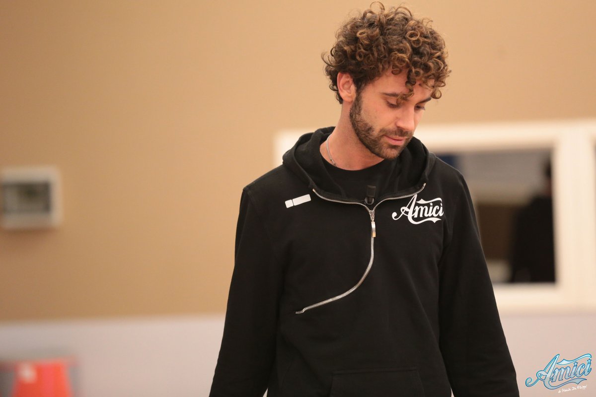 Amici 17, daytime 6 dicembre. I The Jab vincono la sfida. Luca massacrato anche da Di Francesco: «Adesso arriva l’esorcista»