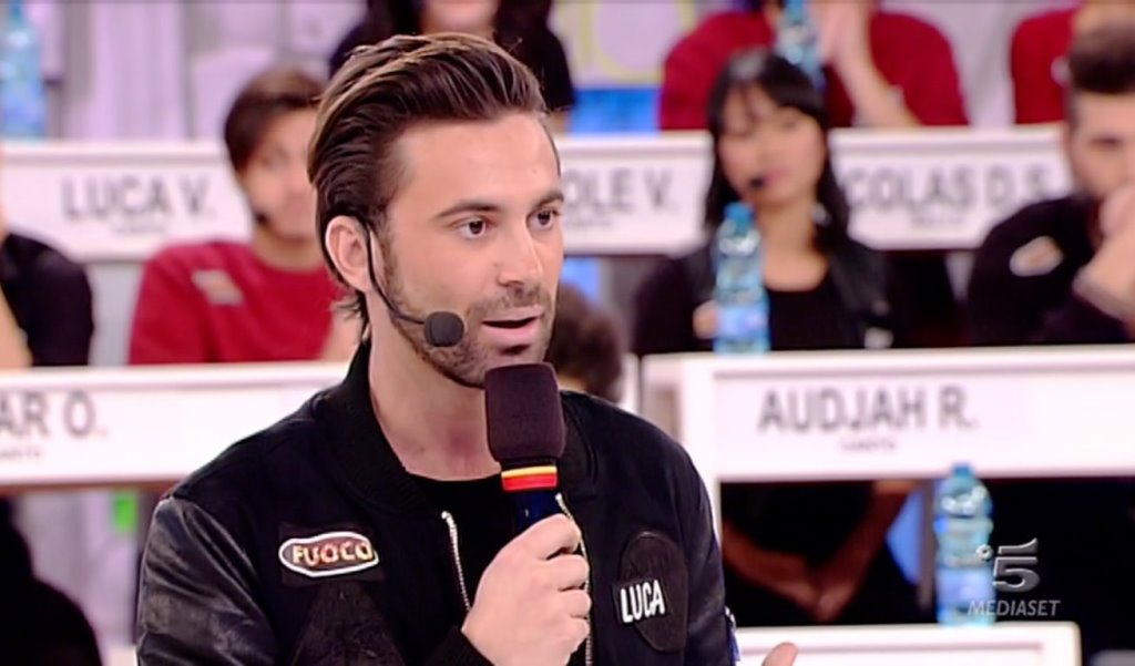 Amici 17, Luca Vismara asfalta in diretta Rudy Zerbi: «Ha rifiutato Emma Marrone e ha detto che Giusy Ferreri era una cantante finita. Ora è lì seduta accanto a lei»