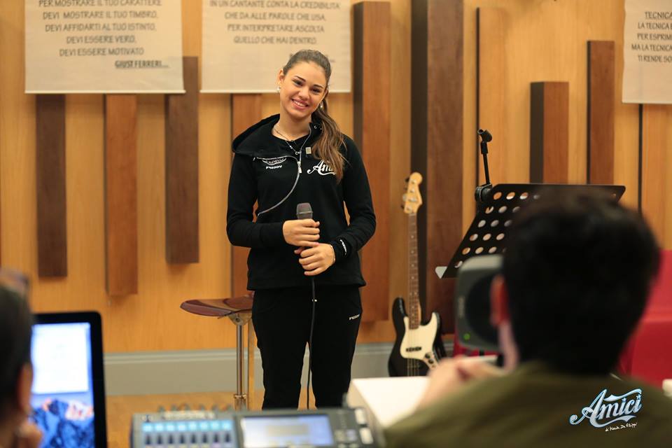 Amici 17, daytime 26 gennaio 2018. Paola Turci a Carmen: «Sembra che hai ingoiato un sessantenne quando canti»