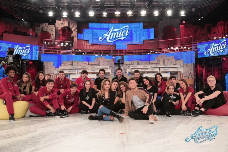 Amici 17, daytime 24 gennaio 2018. Zic ‘innamorato’ di Annalisa. La Celentano al ballerino Luca: «Hai dei piedi orrendi»