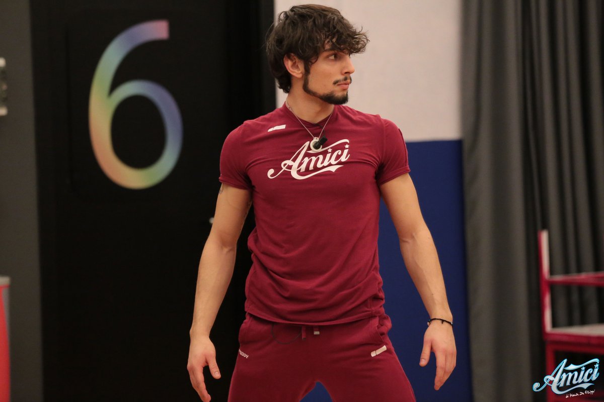 Amici 17, daytime 9 gennaio. Garrison a Vittorio: «Sei il maschio più bravo che abbiamo. Mi ricordi Stefano De Martino». Enrico Nigiotti ospite sabato