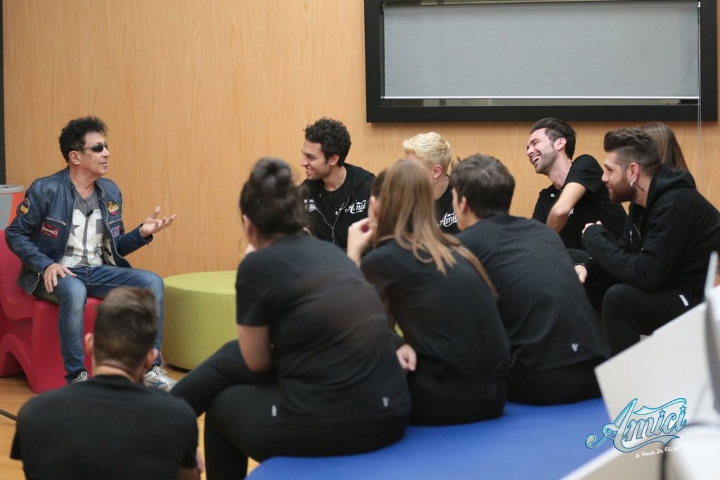 Amici 17, daytime 23 gennaio 2018. I cantanti fanno lezione con Edoardo Bennato. Nessun eliminato