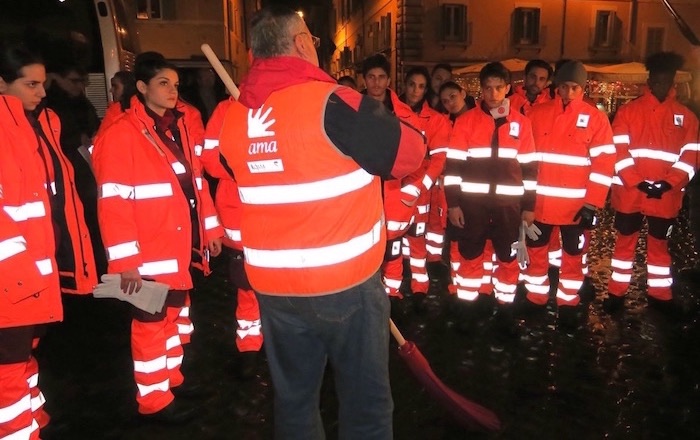 Netturbini di Maria: ecco gli Amici della De Filippi al lavoro per pulire le strade di Roma