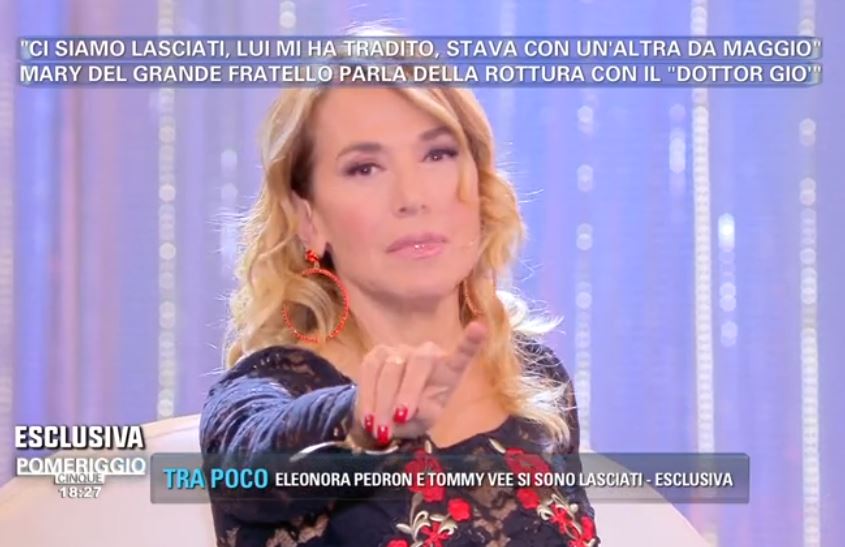Pomeriggio Cinque: uomo mascherato irrompe in studio. Barbara D’Urso sospende la diretta – Video