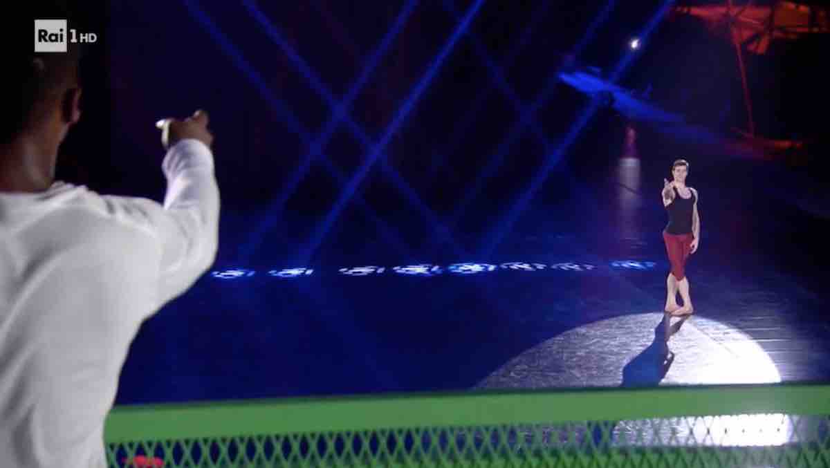 Danza con Caschetto e col gruppetto ‘chic’ di Mamma Rai