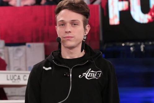 Amici 17, ottava puntata di sabato 27 gennaio 2018: Irama è il nuovo allievo. Vittorio resta nella scuola