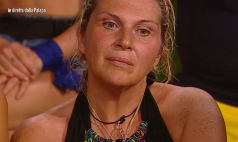 Isola, Nadia Rinaldi infuriata per la nomination di Rosa Perrotta (già diventata ‘Peretta’): «Io ti ho fatto un clistere»