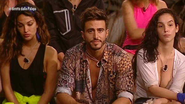 Isola, giorno 1. Marco deluso da Filippo: «Mi è dispiaciuta la nomination perché con Francesco e Jonathan c’era una sorta di gruppino»