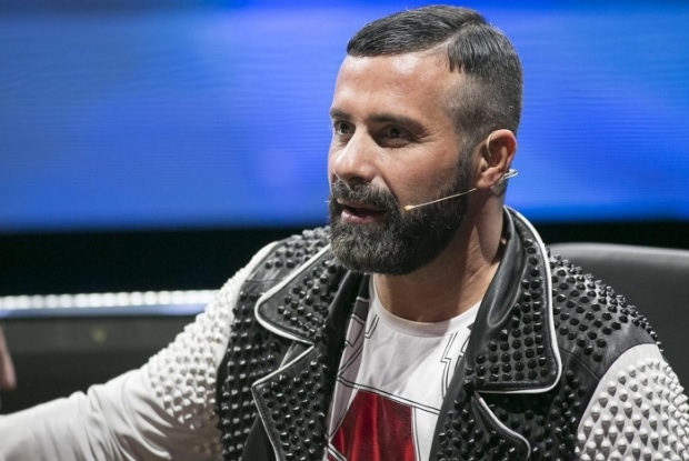 Amici 17, Luca Tommassini ammette: «Io e Maria ne stiamo parlando». X Factor è come un figlio, ma è ora di lasciarlo andare.