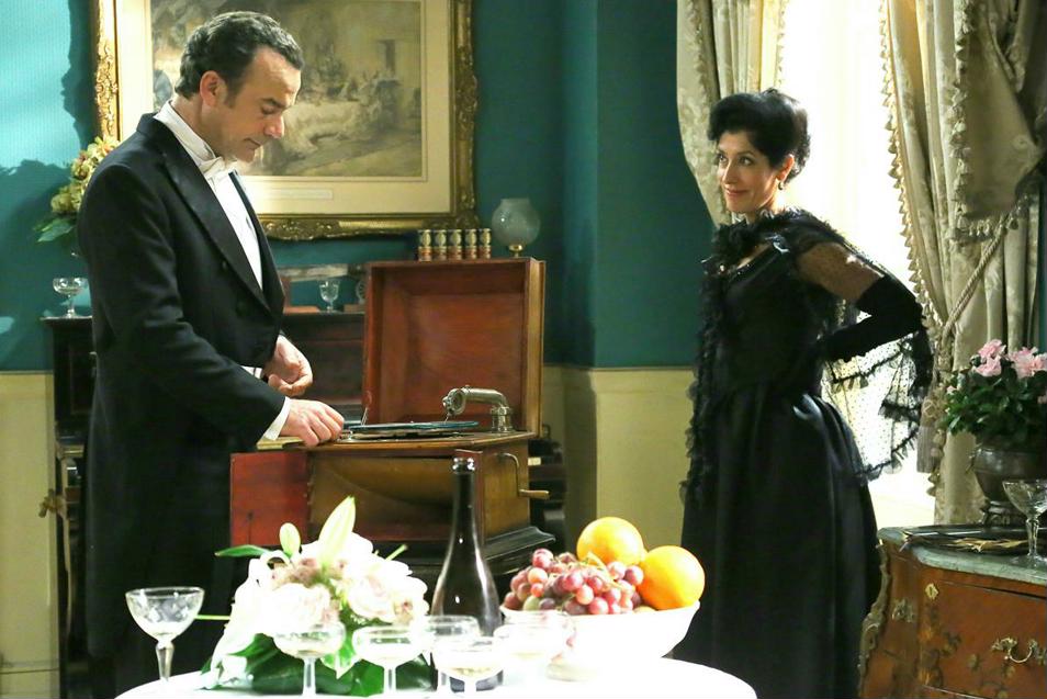 Una Vita, anticipazioni: Cayetana tenta il suicidio, mentre i Valverde si insediano