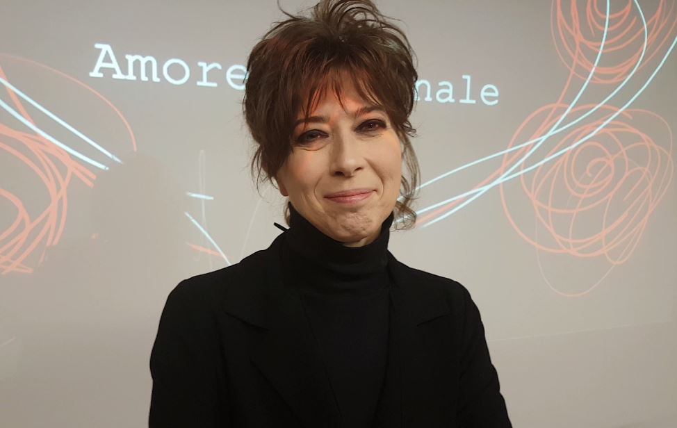 Veronica Pivetti a DM: «Scelta ad Amore Criminale per la mia normalità. Le violenze nello star system diverse dalle nostre» – Video