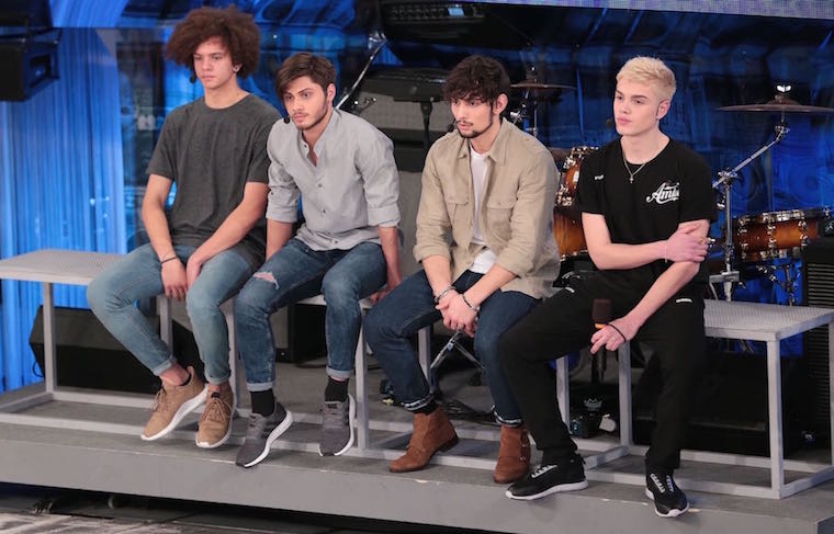 Amici 17, sesta puntata di sabato 13 gennaio 2018. Sospesi quattro allievi, la classe dovrà fare le pulizie per le strade di Roma