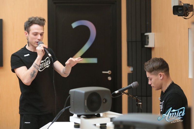 Amici 2018, daytime 6 febbraio. Einar e Irama improvvisano un duetto. Daniele vince la sfida