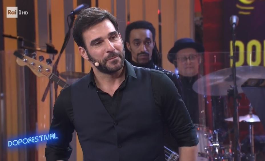 Un Dopofestival alla camomilla, buonanotte ai suonatori. Un intimorito Edoardo Leo mette a tacere l’unico accenno di critica (sulla questione Meta-Moro)