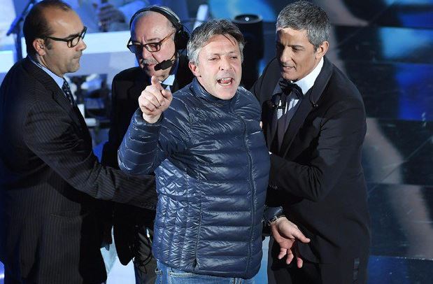 Sanremo 2018: irruzione di un uomo sul palco per protesta – Video