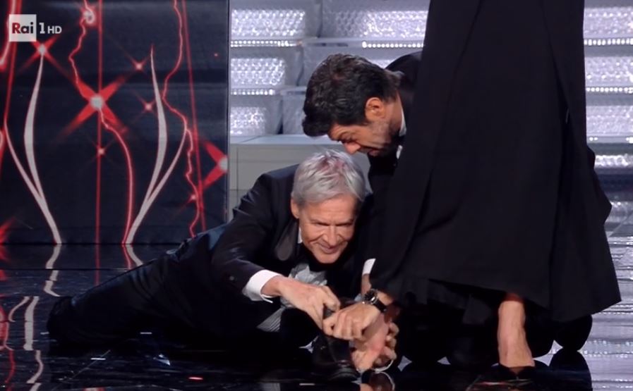Sanremo 2018: il plagio c’è, ma è di Baglioni. Ecco la gag copiata sul palco dell’Ariston –  Video confronto