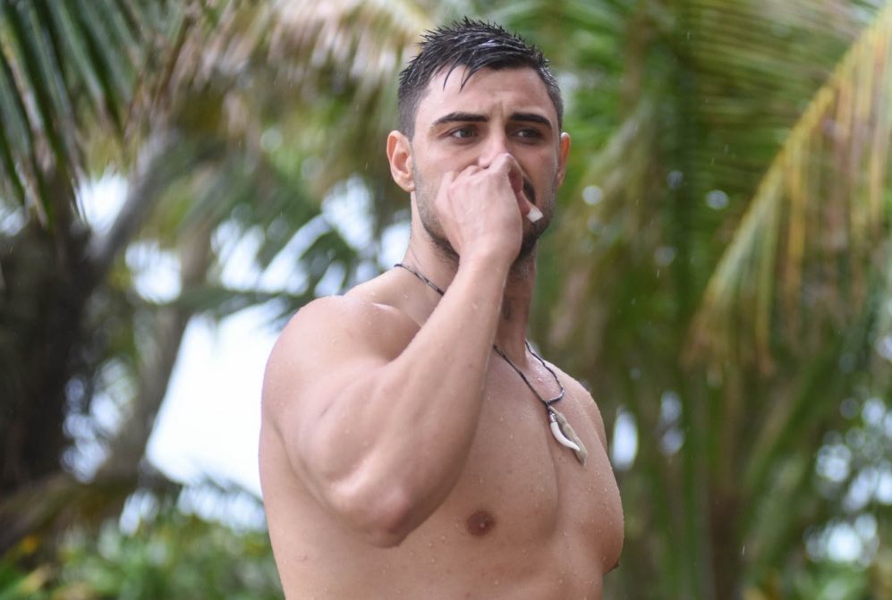 BOOM! Francesco Monte ha abbandonato l’Isola. E’ già in volo verso l’Italia