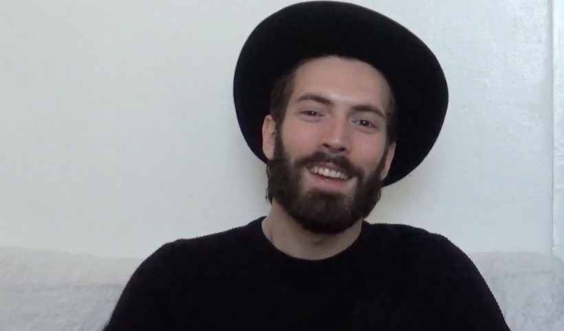 Giovanni Caccamo: «Vorrei che la serenità della mia vita durasse in ‘Eterno’. Quella volta che a Sanremo mi hanno scambiato per Roberto Bolle…» – Video e Gioco