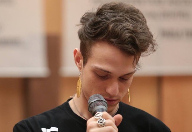 Amici 2018, daytime 14 febbraio. Irama accusa: «La differenza tra me e voi è che io ho le palle». E sfida i The Jab