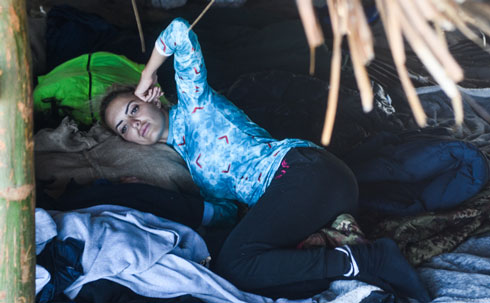 Isola, giorni 33 e 34. Bianca Atzei sbotta contro Elena Morali: «Quanto è stupida questa ragazza»